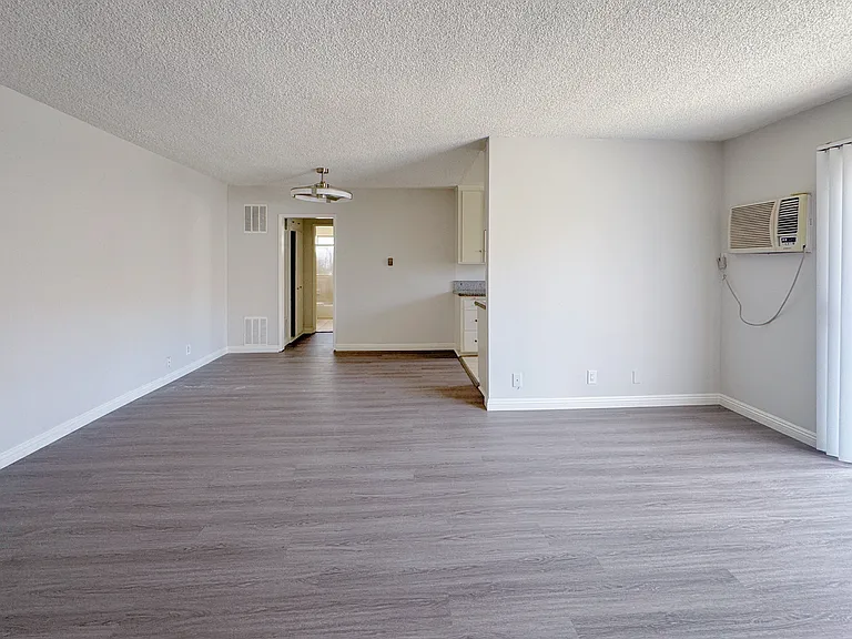 135 N 5th St #D — Photo 2