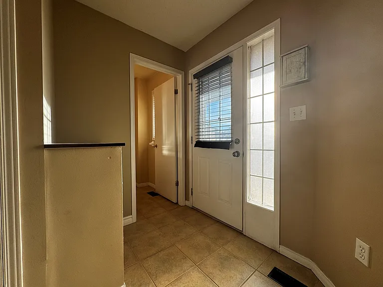 37 Northcliffe Cres — Photo 12