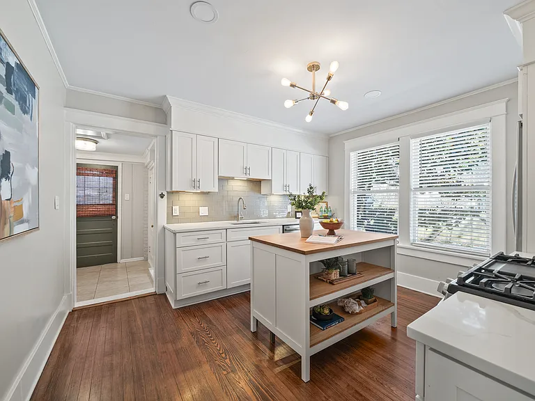 573 Alexander St — Photo 8
