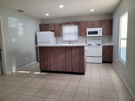 3rd image of 401 E 2nd St #L-8