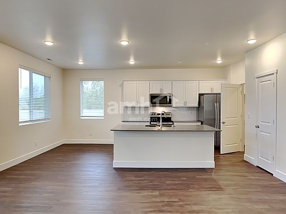 5th image of 374 Smith Dr