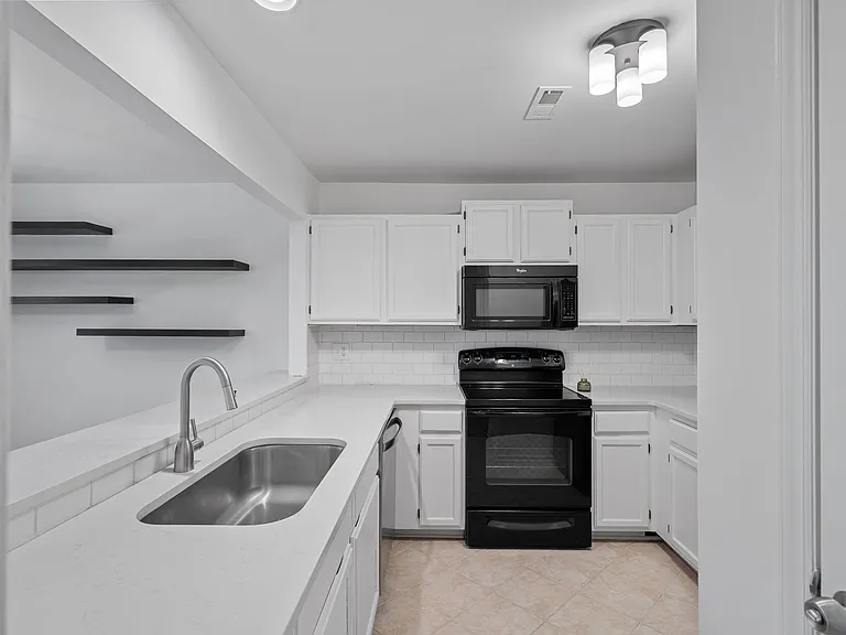 3302 Selwyn Farms Ln #9 — Photo 11
