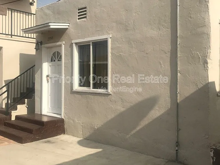 2954 1/2 Webster Ave — Photo 6