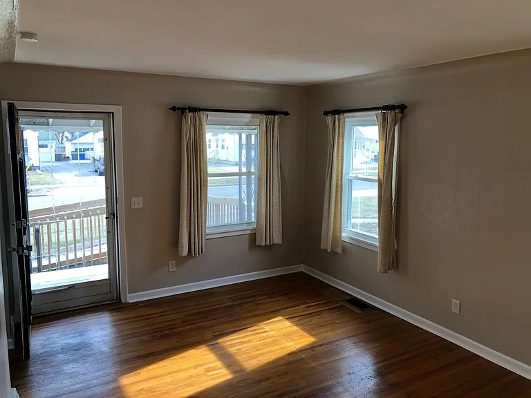 3242 Escott Ave — Photo 5
