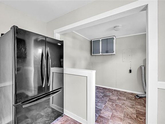 4th image of 615 Marsh St