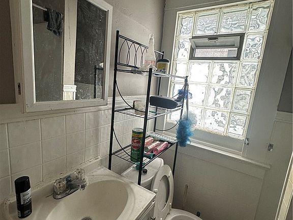 4th image of 64 Wyandotte Ave