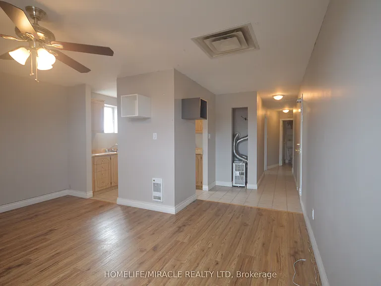 64 Holland St W #1 — Photo 10