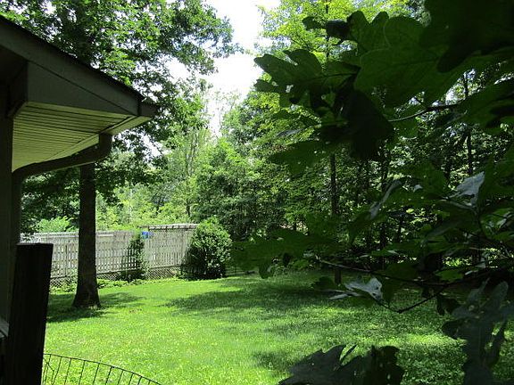 4th image of 910 Mimosa Ln