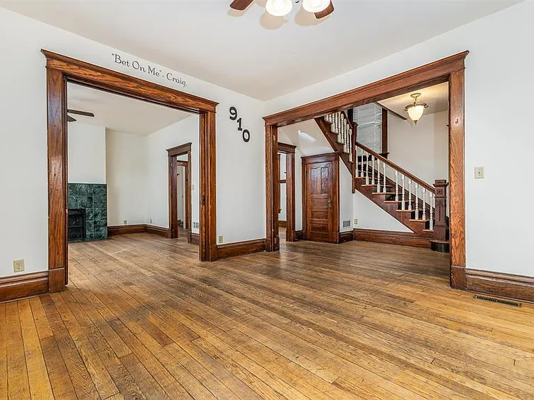 910 University Ave — Photo 10