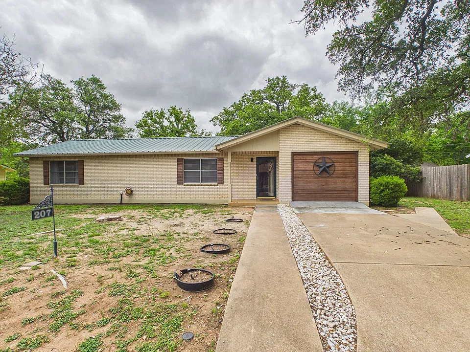 207 Skylark Dr