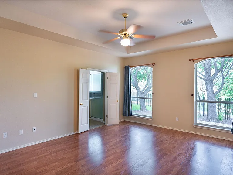 1106 Camden Cv — Photo 10