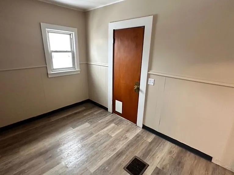 490 Glenwood Ave — Photo 6