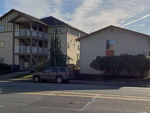3rd image of 2706 Everett Ave Unit 203