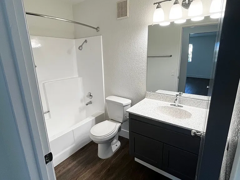 Lakehouse Apartments — Photo 14