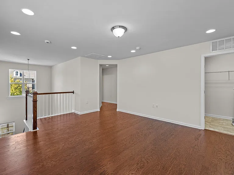 271 Begen St — Photo 25