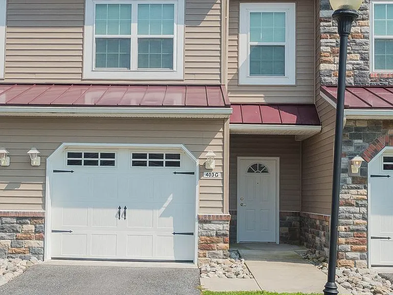 403 Parkview Ct — Photo 2