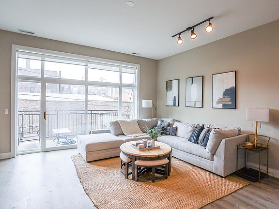 5th image of 935 W Belle Plaine Ave #401