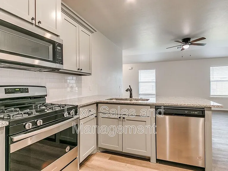 8002 NW 105th Ter — Photo 10