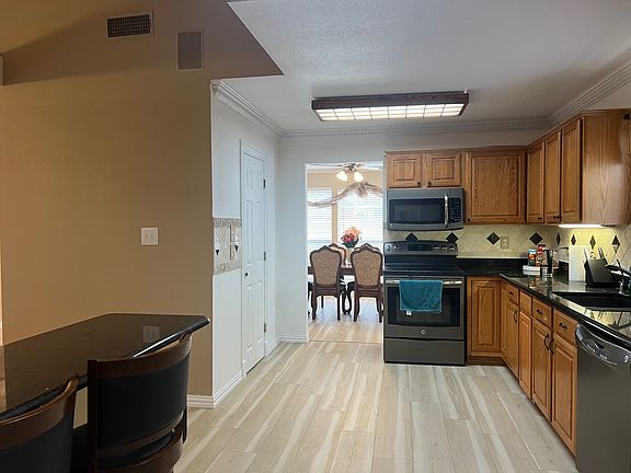 5th image of 14185 Red Oak Cir S