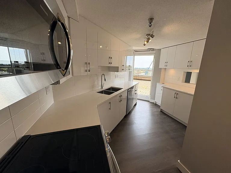 5733 Cambie St — Photo 16