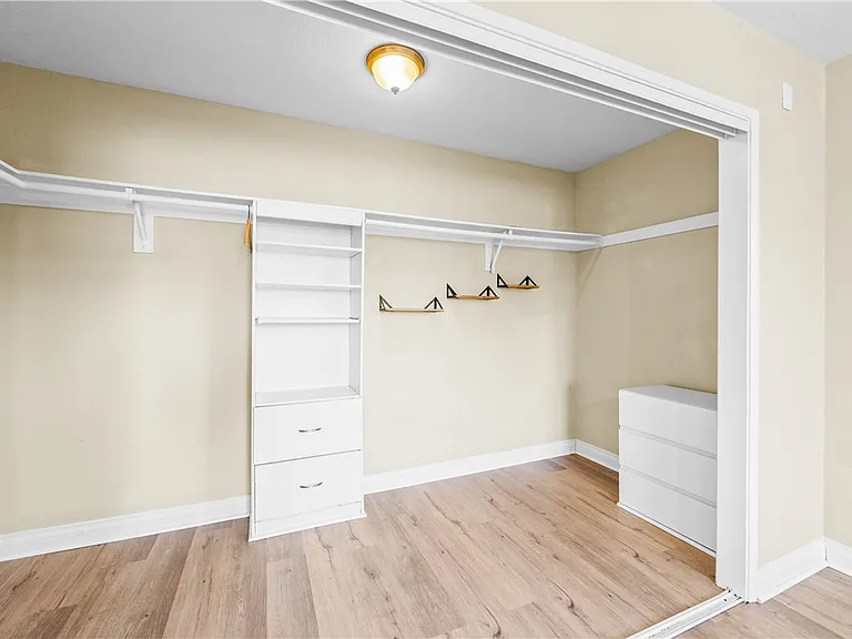 542 N Waverly St — Photo 56
