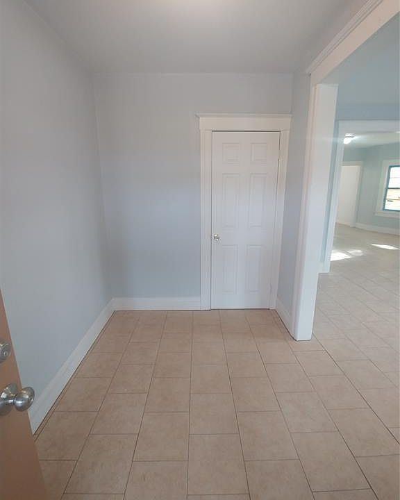 1st image of 919 Gladstone Ave
