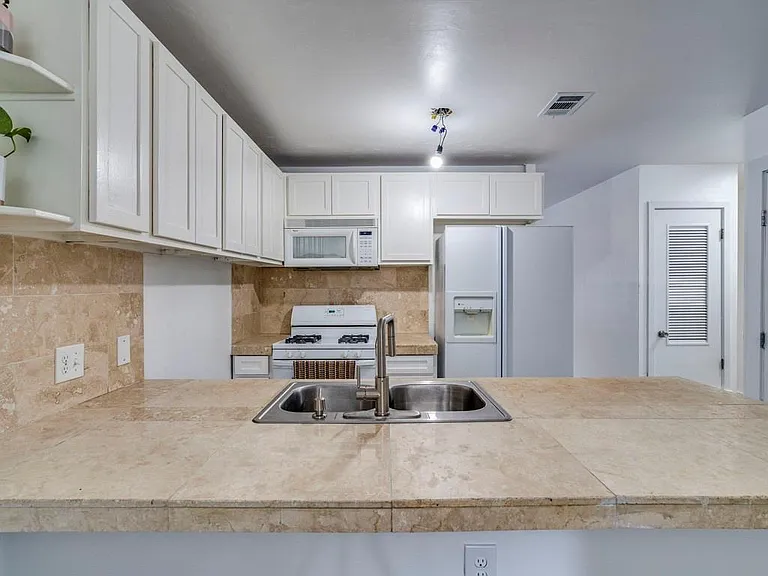 1607 Valleyridge Dr #B — Photo 5