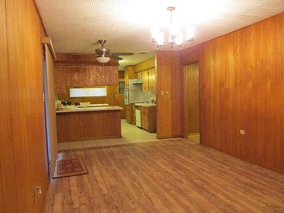 3rd image of 206 E 2nd St