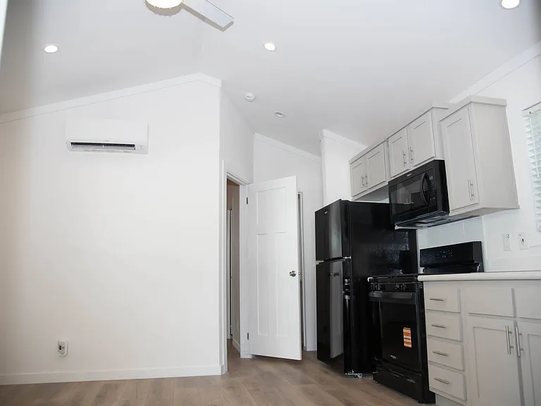 2351 E Grand Ave #D8 — Photo 8