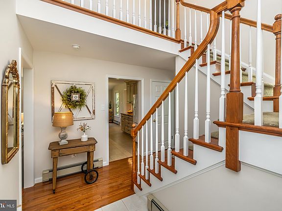 5th image of 8 Fox Farm Ln