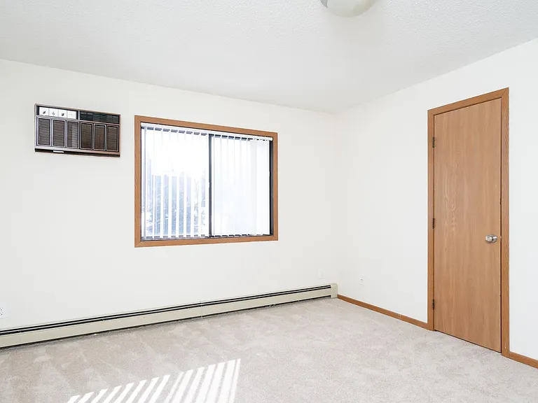 Hummingbird Cove Apartments — Photo 28