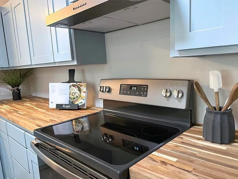 22 5th Ave SW — Photo 3