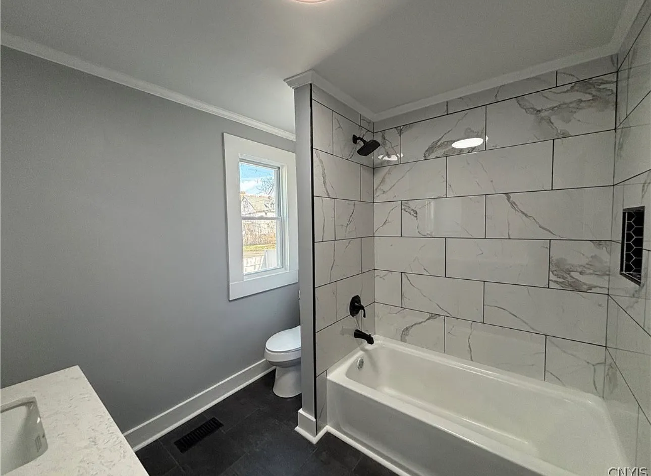 4 bed, 1000 sqft, $2,200 — Photo 2