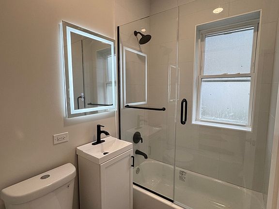 4th image of 1645 W Cornelia Ave #3