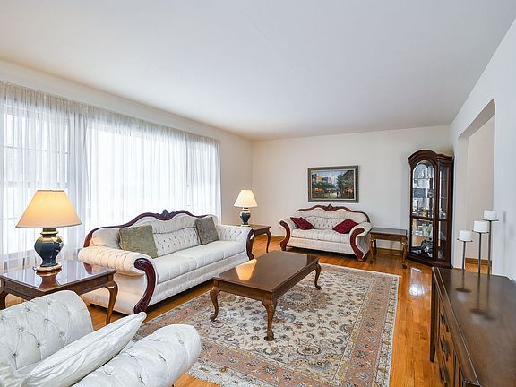 3rd image of 22W417 Tamarack Dr