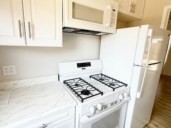 2nd image of 1059 E Valley Pkwy APT C
