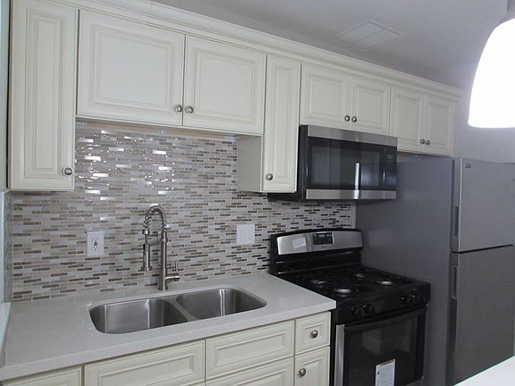 3rd image of 3411 Lexington Ave APT B