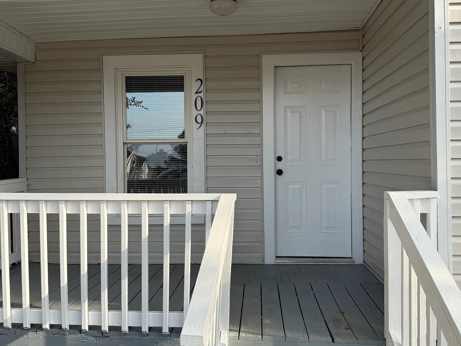 209 E Elm St — Photo 2