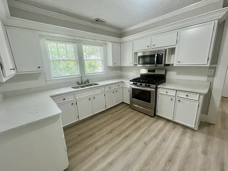 4522 Lee Ave — Photo 10