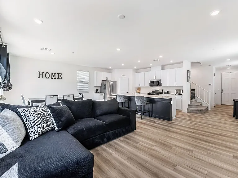 670 Tranquil Peak Ct — Photo 2