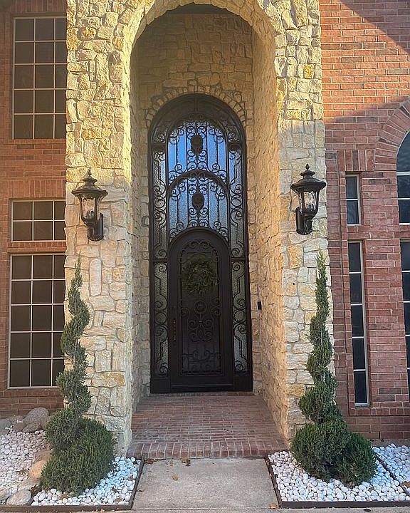 1st image of 2221 Lakeway Dr