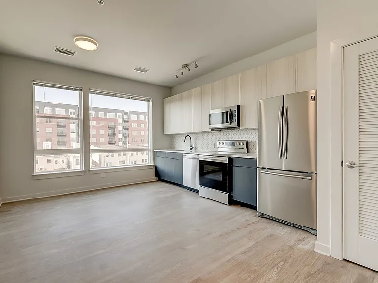 115 W Hamburg — Photo 30
