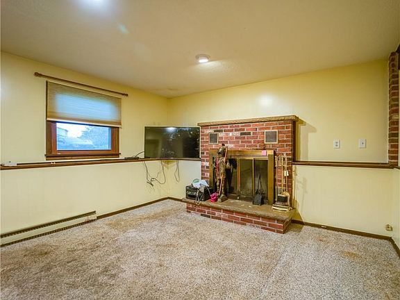 4th image of 100 Heather Ln