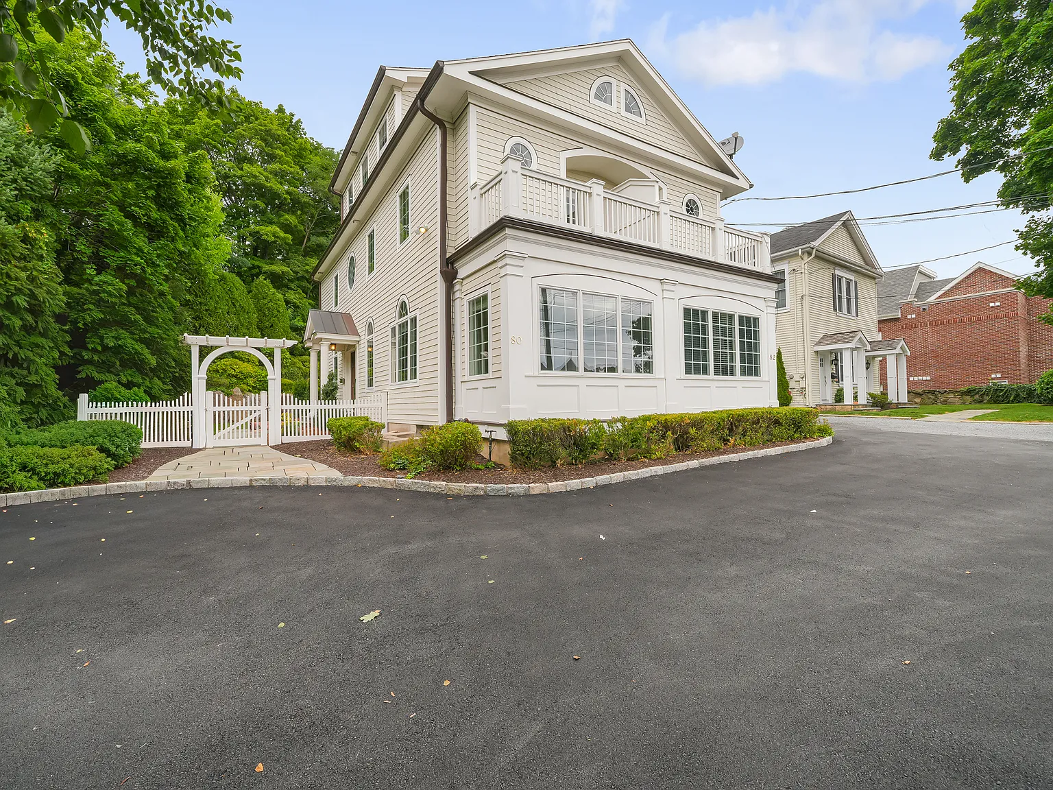 3 bed, 3.5 bath, 1934 sqft, $6,800 — Photo 3