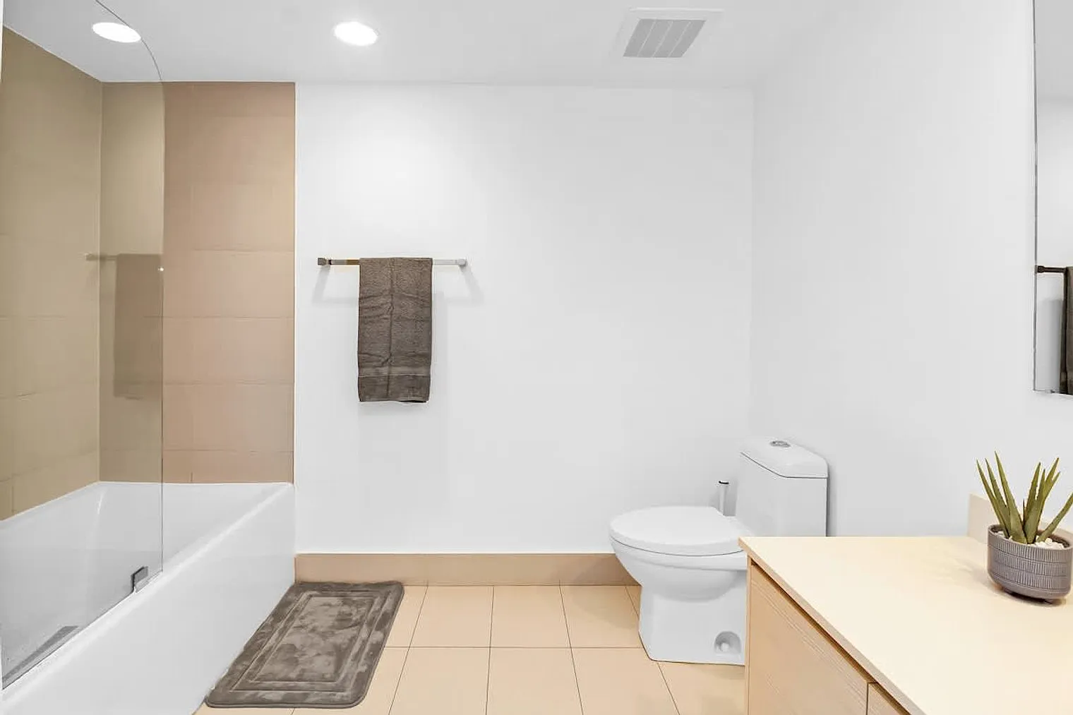 2 bed, 2.0 bath, 990 sqft, $4,136 — Photo 2