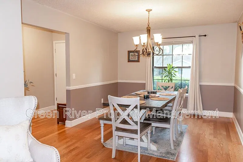 3 bed, 2.0 bath, 1960 sqft, $2,700 — Photo 2