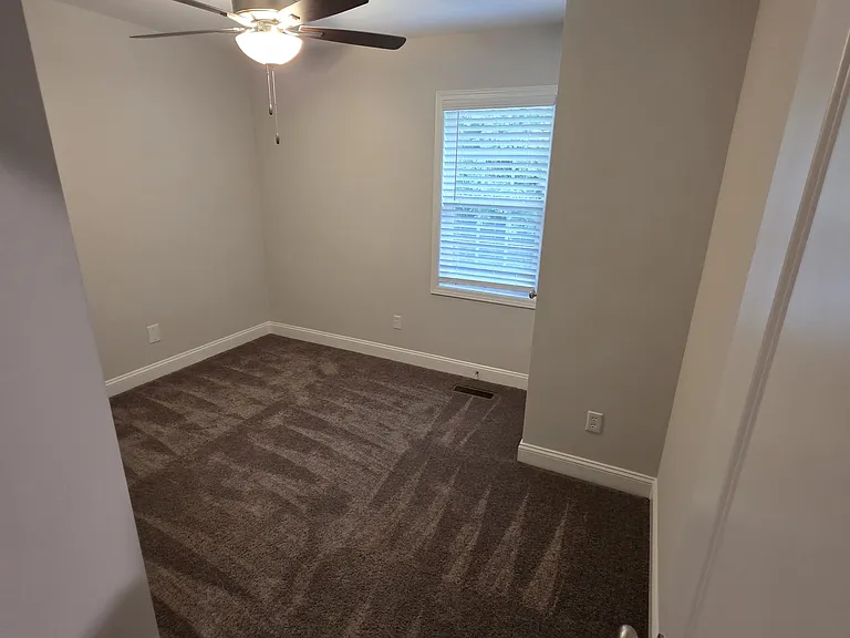 412B Pineview St #B — Photo 11