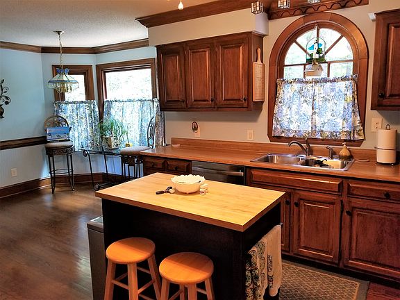 Kitchen w/ breakfast nook