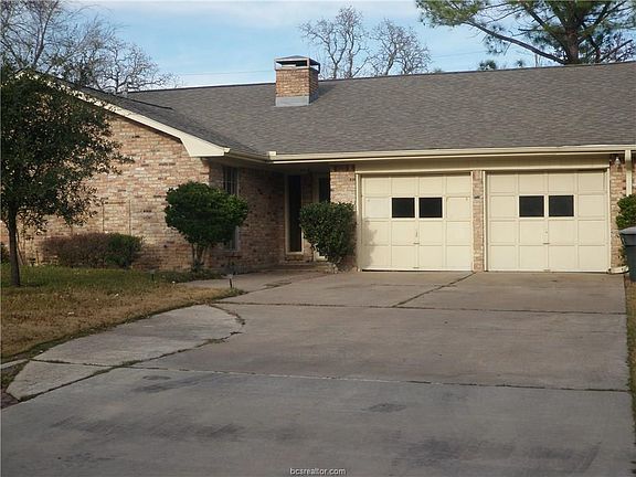 3rd image of 1111 Merry Oaks Dr