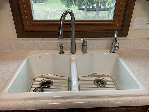 Sink with filtered water